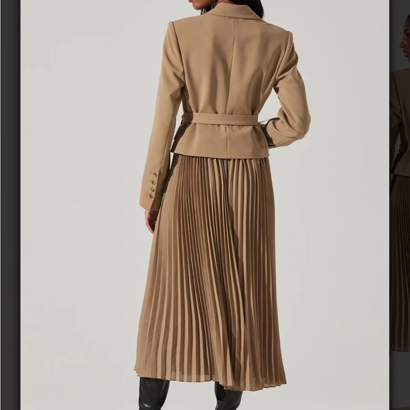 Elegant Tan Pleated Skirt - Picture 3 of 4